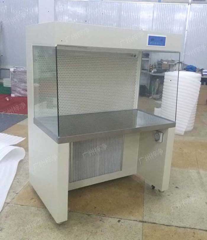 超凈工作臺在潔凈工作臺的基礎上，增加了風速和風量控制，使得工作區(qū)域內(nèi)的空氣流速更加均勻，從而提高潔凈度。